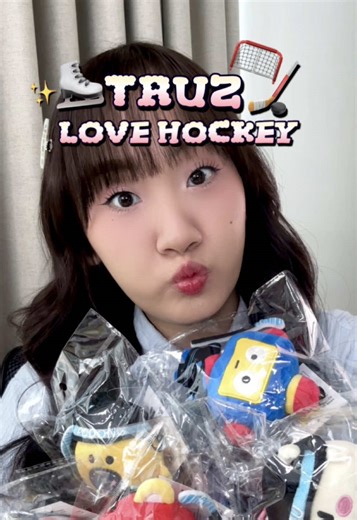 น้องTruz เล่นกีฬา Hockey☺️🏒🥅⛸️ มาแจกแบ่งปันความน่ารักอีกแล้ว!! ทำตามกติกาให้ครบทุกข้อนะฮะ🩵✨ ✏️กติกาการร่วมสนุก 1.กด Follow TikTok : NAME FRAME 2.กด Like, Share, Save, Repost คลิปนี้ (ในคลิปลืมบอกให้รีโพสงะ😂) 3.Comment ใต้คลิป แค่พิมพ์ชื่อตัว Truz ที่เราอยากจะได้ จบ!😆👌🏻 ⏰หมดเขตร่วมสนุก 15 มิ.ย.68 เวลาเที่ยงตรง! #TRUZ #TRUZLOVEHOCKEY #LINEFRIENDSThailand #SEOULR