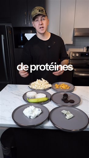 Albert Brien | Online Fitness Coach For Busy Professionals on Instagram: "200 calories, ça peut être ça 👇 🍫 200 calories de M&M’s 🍪 200 calories de Oreo 🥔 200 calories de chips 🍿 200 calories de pop corn OU ça 👇 🥣 200 calories de yogourt grec + 1 tasse de bleuets 🫐 🍌 200 calories de galettes de riz + yogourt grec + banane Même calories. Mais PAS le même impact sur ta faim. Les snacks ultra transformés = ❌ Peu de volume ❌ Peu de protéines ❌ Encore plus de cravings 2 heures plus tard Les 