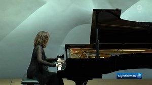 Video: Hélène Grimaud plays music from "Water" on German TV program "tagesthemen"/tagesschau, January 25, 2016 Musik und Natur gehören für sie einfach zusammen: Hélène Grimaud ist für ihr Können am Klavier weltberühmt und engagiert sich für den Natur- und Tierschutz. Kein Wunder, dass sie sich auch für ihr neues Album von der Natur inspirieren ließ. (Mathias Werth, ARD-Studio Paris) | Helene Grimaud
