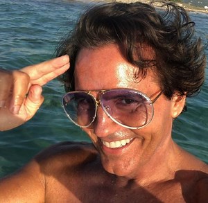 Romano Aspas, el artista que ha conquistado las redes esnifando agua en Formentera