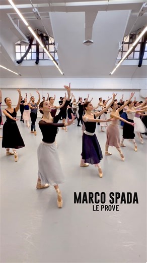 Fervono le prove di “Marco Spada”, il balletto di Pierre Lacotte che fra poco più di una settimana vedremo sul palcoscenico del Teatro dell’Opera. ℹ️ Info complete su operaroma.it, link in bio #ballet #classicalballet #pierrelacotte #operaroma Video di Giuliano Danieli | Teatro dell'Opera di Roma