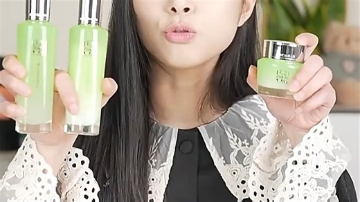 百洛油（PECHOIN）草本精华平衡润泽护肤水，蕴含多重植物精粹，温和调理肌肤水油平衡。日常洁面后使用，清爽不黏腻，帮助舒缓干燥紧绷，令肌肤柔润透亮，适合多种肤