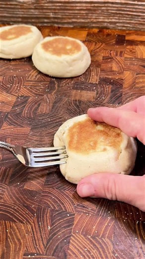 Easy English muffin pizza that’s crispy, cheesy, and ready in minutes 🍕🔥 Perfect for snacks, kids, or game day when you want pizza without the work. Simple ingredients, endless toppings, and big flavor fast. Recipe 👉 https://trustmetryit.com/best-english-muffin-pizza-recipe-easy-snacks/ #englishmuffinpizza #easysnacks #quickrecipes #pizzahack #easyfood