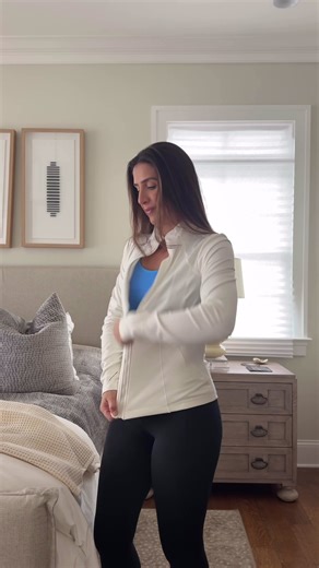 #JockeyPartner Here’s a full body workout for moms on a time crunch 👊, wearing @Jockey EverActive Leggings & their Seamfree® Sports Bra. I always make room for movement, even on the busiest days. ❤️ #MyJockey