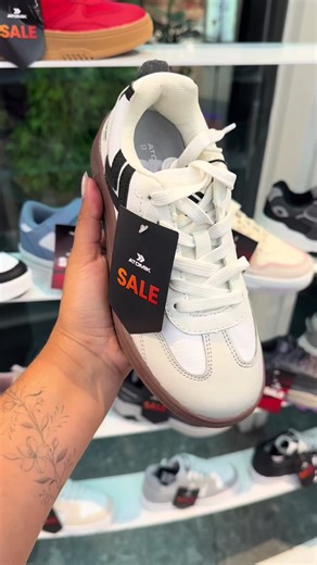 Zapatillas desde $40.000 en @atomikoficial 👈🏼 Pasé por Atomik en el Abast y hay muy buenos precios! Para la vuelta al cole hay zapatillas desde $50.000 y 6 cuotas sin interés en todos los modelos Además, hay 3x2 en seleccionados para grandes y para chicos 😉 #ahorrar #compras #ahorro #shopping #zapatillas