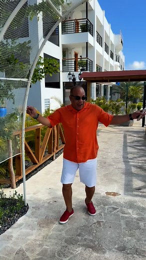 22K views · 4.9K reactions | Llegó la presión de la farándula @jaryramirezofficial para el programa especial del cierre de verano de @viveelespectaculo directamente desde el hotel habana en higüey. ️☀️ Con la música alta, porque lo que dice Jary siempre es ¡MUY FUERTE!  ¿Qué tal le queda el look de verano a @jaryramirezofficial ? 李 #telecentro #viveelespectáculo #farandula | Telecentrohd | Facebook