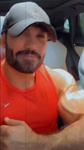 Amigos, digam-me se o tamanho do bíceps está correto ou se deveria ser um pouco maior.