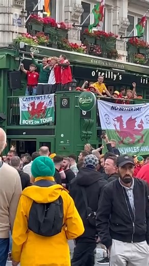 🔥 Les supporters gallois ont déjà mis l’ambiance dans les rues de Bruxelles ce dimanche soir ! 📍 Rendez-vous ce lundi à 20h30 : les Diables Rouges affrontent le Pays de Galles dans un match crucial pour les qualifications à la Coupe du monde 2026. | RTBF Sport