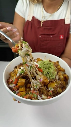 Foodies , Food, Snacks, Big Backin 🍱🍣 on Instagram: "📌@themoodyfoody You guys already know I love a quick and easy meal prep dish! With back to school here, its officially meal prep season. I love using 📌tillamook Farmstyle Mexican 4 Cheese Shreds in these delicious cheesy ground beef bowls with potatoes. Thicker Tillamook Farmstyle Shreds give so much extra flavor! The bowls are loaded with sour cream, guacamole and pico and are CHEF’S KISS!! Ingredients For the 