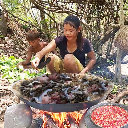 Hello Everyone. Welcome to Lisa Cooking Page, Today i have new videos about " Cooking Branded Bull Frog wild recipe for jungle yummy " Hope you like and support. Thank you #Lisacooking #frog #bullfrogs #yummyfood #jungle #recipe #cr7 | Lisa Cooking