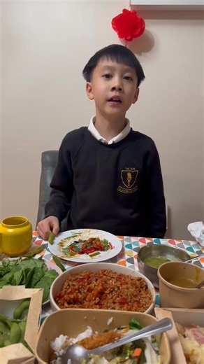 “First time trying edamame?🤤 Don’t eat the shell ！ Edamame tip: The pod is not edible — the magic is inside! 🫛 Hold the pod → Squeeze or bite gently → Pop the beans into your mouth → Discard the shell 🌱 Enjoy! ☺️ Healthy, fun, and delicious! 🌱 Try our edamame today — even kids love it!” Order online now 👇 😍 https://www.izakayadumfries.co.uk/ | Izakaya Japanese Cuisine Dumfries