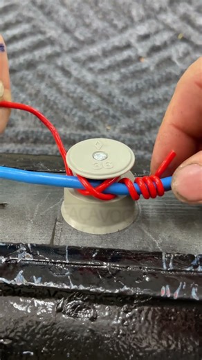 The cable tying technique used only by professional #ElectricianTips #CableManagement #ProTechnique