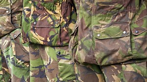 Sinds kort kan je militair worden in één dag bij Defensie. Die heeft het steeds moeilijker om voor alle onderdelen van de krijgsmacht mensen te rekruteren. Door een nieuw wervingsmodel hoopt Defensie snel nieuw personeel te vinden. Onder de naam "De proeftuin" worden geïnteresseerden in 1 dag klaargestoomd. | L1