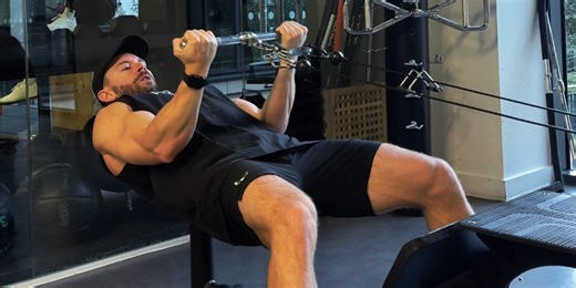 太くたくましい上腕二頭筋を作る！ 筋肥大の “特効種目” と称された「ライイング・ケーブルカール」の効果とやり方