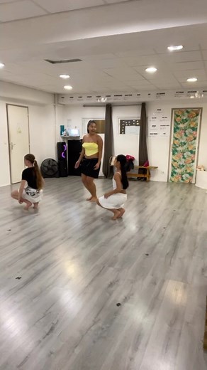 Vaïlani on Instagram: "Quelques secondes dans le cours de mes machines de guerre ! Durant ma tournée de workshop je réalise mes cours à distance sur zoom ou on me remplace autant vous dire que mes petits élèves me manquent déjà ahaha! 🫶🏼🥰🔥 Pour mes parisiennes passionnées de ´Ori Tahiti vendredi 03 mars de 20h30 a 21h30 je vous proposes de me retrouver pour un training d’une heure sur musique live ! L’adresse : 📍7 rue des petites écuries STUDIO BLEU 75010 PARIS Prix : 25€ Paiement via paypa