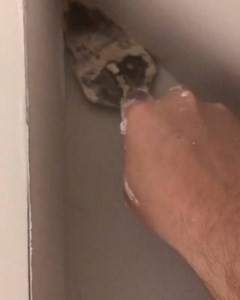 Had someone in the DMs ask how to mud a tight corner like in this video. @tuff_mudders_drywall shows how it’s done👍 as He says “every corner counts”. Nice work man👊. . . . . #drywallnation #drywall #drywallfinisher #tape #taper #tapinglife #plaster #mud #sheetrock #gypsum #howto #work #video | Drywall Nation