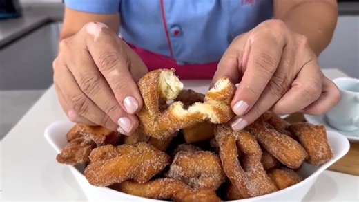 🥨 CUECA VIRADA CASERA – ¡RECETA TRADICIONAL, SUAVE Y CRUJIENTE! ¡Esta receta de cueca virada tiene sabor a infancia! Una masa ligera, fácil de preparar, que queda crujiente por fuera y suave por dentro. Espolvoreada con azúcar y canela, ¡es un éxito para la merienda o incluso para vender! 📌 Guarda este video, dale like y suscríbete al canal para más recetas como esta. ✅ Ingredientes: 500 g de harina de trigo 350 ml de leche 60 g de azúcar refinado 1 huevo 30 g de levadura fresca (o 10 g de la 