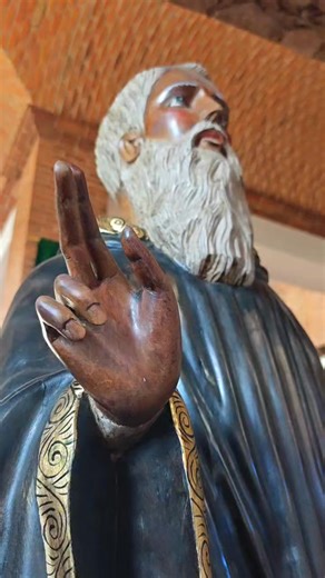 💜🙏🏼Así es el Monasterio Benedictino de Nuestra Señora de la Soledad. San Benito Así son las instalaciones del Monasterio Benedictino ubicado en Atotonilco, Guanajuato, Aquí celebran misa según el rito romano, pero su vida de oración diaria es el Oficio Divino, al que también se le conoce como la Liturgia de las Horas o la "Obra de Dios" (Opus Dei). Los monjes dedican varias etapas de la jornada, mismas que son una serie de oraciones (salmos, himnos, lecturas bíblicas, etcétera) que santifican
