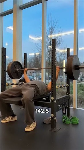 hello world(s) -2.5 under my 74 pb is brain tickling #bench #benchpress