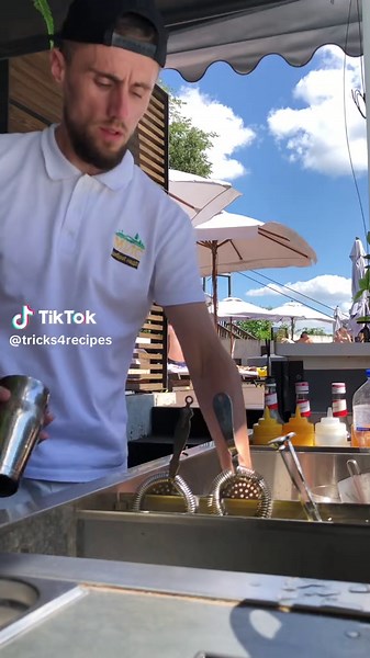 Nice trick behind the bar #tutorial #bar #bartender #trick #awesomemove #shaker #flair