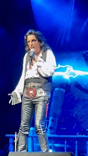 Alice Cooper ⚡️ “Feed My Frankenstein” w/ FrankenAlice Live at Simmons Bank Arena in North Little Rock, AR on October 14th, 2023 | Libran Lauren