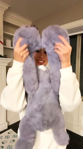 The INCREDIBLY soothing sensation everyone’s falling in love with this holiday season…👇 Parents, teens, and kids are obsessed: 🧸 Angela’s 7 year old son LOVES bedtime now that he has his own Huggable 🧸 Jessie loves weighted products, but Huggables has replaced them ALL 🧸 Jacob’s school friends are BEGGING their parents to get them their own! How can this be? They discovered the INCREDIBLE feeling of comfort that Huggables provides! Huggables™weighted plushies features: 👉 Weight in the body 