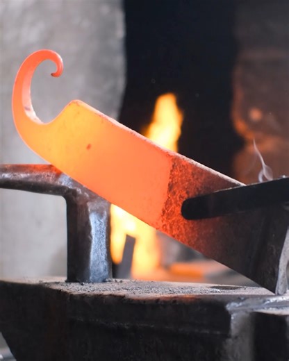 In this episode of Meanwhile in the Garage, we turn an old hook into a forged utility knife. The process includes heating, straightening, and twisting the metal, followed by careful grinding, polishing, and sharpening. Classic blacksmithing vibes in the workshop – fire, steel, and craftsmanship all in one place. #MeanwhileInTheGarage #Blacksmithing #ForgedKnife #Metalwork #DIY | Meanwhile In the Garage