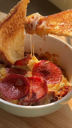 Easy Crustless Pizza Bowl: Quick and Delicious Recipe