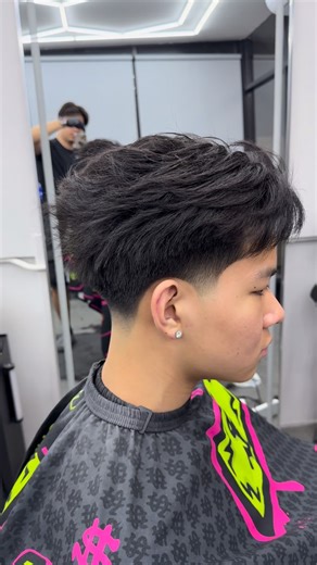Leeo Critchlow | Bangkok Barber on Instagram: "ASMR MIDDLE PART TAPER FADE😮‍💨🔥 A hairstyle to try in 2025🤩 📍Fijii Cuts Barbershop"