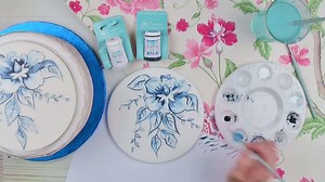 💕🖌🎂 PAINTED CAKES 🎂🖌💕 Our MD Lin had a go at using these beautiful Squires Kitchen edible paints by Natasha Collins today - http://bit.ly/2wi1oCN If you're stuck for ideas, pick up some pretty wallpaper or a colouring-in book like Lin has done for inspiration ✨ | Cake Craft World - Official Site