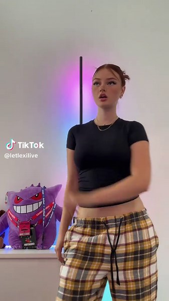 I’m not a dancer but I want to try some more simple dance trends what do you think? #fyp #dance #redhead