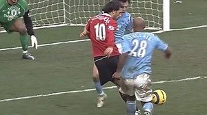 Ruud van Nistelrooy's United debut was 17 years ago today! He scored some sweet goals after that - which was your favourite? ⚽⚽⚽ | Manchester United