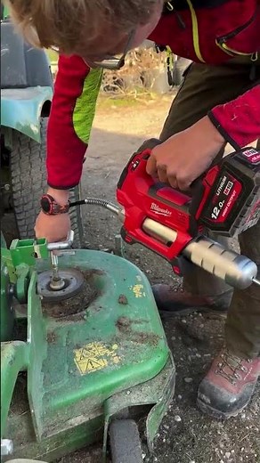 @larboriste.grimpeur (IG) demonstrates the M18™ Grease Gun 💪