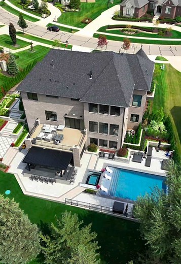Step inside and experience luxury at its finest! This home is bathed in natural light, designed with spacious layouts, and packed with high-end finishes. From the three kitchens to the living room—and even outdoors—this home was built with the best designs in mind Builder: Sapphire Luxury Homes Landscaping: Sapphire landscaping Agent: @sabakatto Video: @WayUp Media Real Estate #luxuryhomes #homebuilder #customhomebuilder #customhomes #modernhome #michigan #dreamhome #housetour #interiordesign