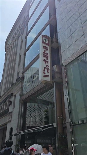 平日昼の銀座一丁目