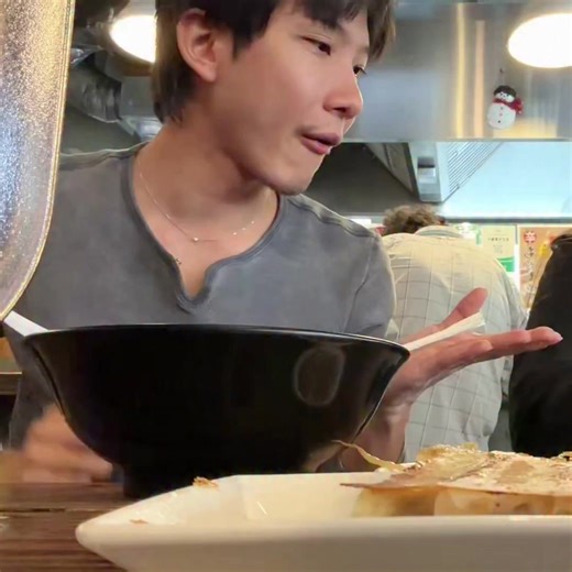 🐾✨ Khaotung y su eterna vibra de hermano menor consentido ✨🐾 En un momento adorable captado en video, Khaotung parece pedirle a su hermana un “poquito de dinerito” para poder comprar algo más 🥺👉👈. La dinámica entre ellos es tan dulce y natural que no sorprende que los fans se derritan cada vez que aparecen juntos. Estos pequeños gestos nos recuerdan que, detrás de los reflectores, siguen siendo hermanos con una relación cercana y llena de cariño. 💛😂 ¡Imposible no sonreír! #Khaotung #KhaoE