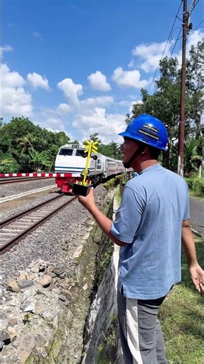 Kaget Lagi Mainin Palang Pintu Panjang Tiba-Tiba Kereta Api Wumbo Berhenti #palangpintukeretaapi