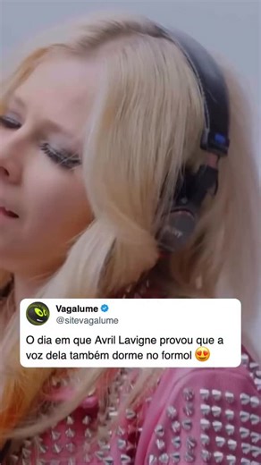 Em 2022, Avril Lavigne participou do programa japonês “The First Take” e fez uma versão acústica do seu hit “Complicated”, de 2002. Mesmo 20 anos depois, a cantora mostrou que sua voz continua tão fofa como a do início de sua carreira 😍 [🎥The First Take via avrillavignemtv Instagram] #AvrilLavigne #Poppunk #Pop #hits2000 | Vagalume