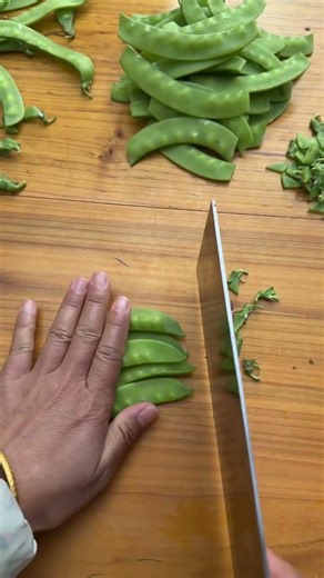 The Secret to Cutting Sugar Snap Peas: This Way They Absorb More Flavor