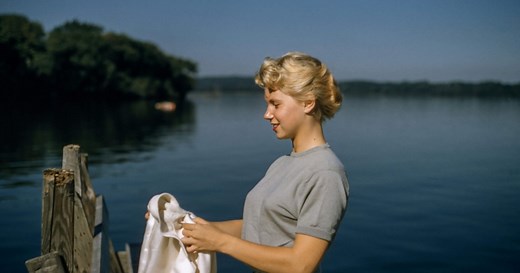 Así era la moda de los años 50: desde el vestido midi hasta el peinado de Audrey Hepburn