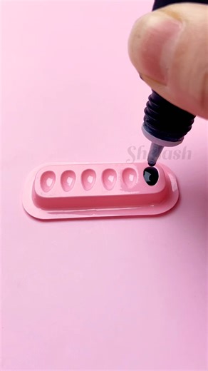 Here’s how to drop your glue the right way 👀 Follow us for more lash tricks & pro tips 💅 🚚 Ships from the U.S., delivered in 3–5 days 📦 Free shipping $49 for new customers / $89 for regular customers #lashtech #lashartist #lashhacks #lashtools #lashprotips #lashlife #lashlove #beautytips #lashaddict #lashsupplies #southcarolinalashes #DallasLashExtensions #HoustonLashExtensions #MiamiLashes #classiclashes #FloridaLashes #TexasLashExtensions #LosAngelesLashes #CaliforniaLashes #columbialashte