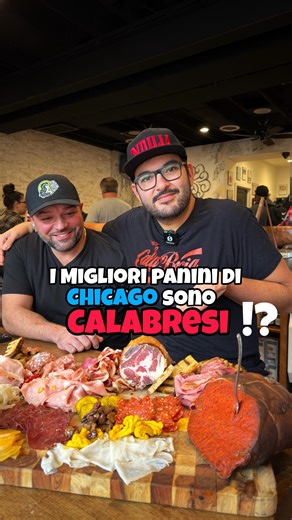 I Migliori Panini di Chicago sono Calabresi!? 🌶️ 🏙️ Dimmi cosa vorresti assaggiare Può una Nduja conquistare gli Stati Uniti? Mi trovo a Chicago da @tempestamarket della famiglia Fiasché originari di Coccorino (VV) vicino Capo Vaticano e Tropea 😍 Una storia di immigrati che lasciano il loro piccolo paese in cerca di fortuna, con la Calabria nel Cuore ♥️ Dopo anni nasce @tempestasalumi e diventano i più grandi produttori di salumi di tradizione calabrese in America, soprattutto la Nduja 🌶️ Tr