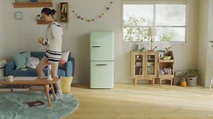 【プライベートブランド「e angle」本日より発売開始】 こんにちは。エディオンFacebook担当です。 10月にFacebookでご紹介したエディオンのプライベートブランド「e angle（イー・アングル）」から、本日より新製品が発売開始しました！ 第1弾では5アイテムが登場。部屋になじむデザインにこだわった「レトロインバーター冷蔵庫」は、インテリアのような佇まいのミニ冷蔵庫。オシャレでコンパクトですが、大きな仕事ができる優れものです。 気が付いた時に掃除ができる「ステーションクリーナー」は、モップで集めたゴミやほこりを簡単に吸引する新しいスタイルのクリーナー。ホコリをさっと取るのと一緒にストレスも取り除きます。 「くらしを、新しい角度から。」をコンセプトに生まれた「e angle」は、デザインや機能、家電を置くスペースなど、さまざまなアングルから製品を見つめています。 第1弾の詳細はエディオン店頭やネットショップでぜひご確認ください。第2弾の製品もどうぞお楽しみに♪ ▽第1弾製品ラインナップはこちら https://www.edion.com/eangle | エディオン - 