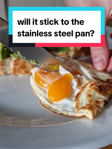 Perfectly Cooking Eggs in a Stainless Steel Pan