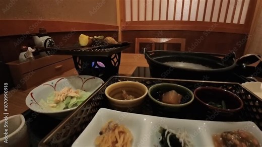 日本の観光地の温泉旅館の各種類の和食料理と小鍋の様子