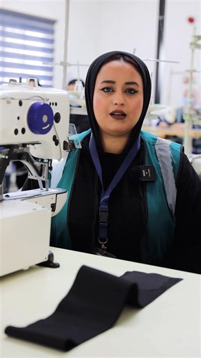 حديث عدد من المتدربات على مهنة"الخياطة" في أحد مصانع المحيكات في قضاء الظليل. | وزارة العمل Ministry of Labour