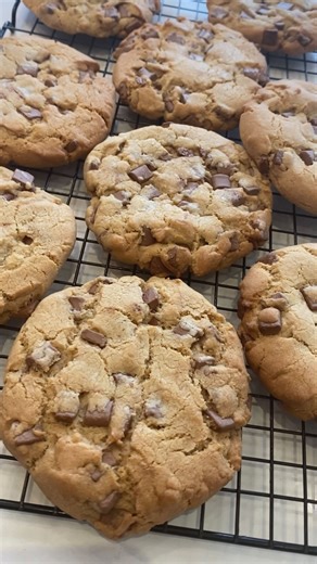 The Ultimate Chunky Chocolate Chip Cookies 😍 The best recipe for ‘crisp on the outside but chewy in the centre’ cookies. ☺️ Full recipe below 👇 Here’s what you need: 120 g Soft brown sugar 60 g Granulated sugar 140 g Butter 2 tsps Vanilla extract 1 Medium sized egg 340 g Plain flour 2 tsps Baking powder ½ tsp Bicarbonate of soda 300 g Chocolate chunks Here’s how to make them: 1. Preheat the oven to 170℃ 2. Melt the butter in a saucepan over a medium heat. 3. In a large mixing bowl, add the sof