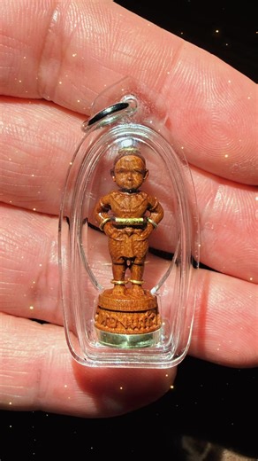 #泰国佛牌 #古曼童 龙婆堪暖头帮纯金符管天童·童乔 #kumanthong❤️🙆‍♀️ 全泰限量督造1088尊 木雕材质 (枯木菠萝蜜) *身体上有佩戴纯银镀金小手环&脚环 *底部塞入派古曼粉以及嵌入银塔固 *底部装嵌纯银盖 *腰部绑龙婆YOR古老班加隆圣绳 *采用自然枯死的菠萝蜜树雕制而成 (每一颗菠萝蜜树 都存在天神降临居住之处 每一颗菠萝蜜树自然枯死后都存在天神的神力 ！！！ 几个月的细心准备，从材料的用心考量和准备，再到细节上的锱铢必较，才有了这一批数量极少的木质童乔。龙婆花了很多的心思在一期古曼里面，用料十分细心！ 古曼的金身全部用枯木菠萝蜜雕刻，泰国法术中有一种说法，每一颗菠萝蜜树，都是天神降临居住之处。每一颗菠萝蜜树自然枯死后都存在天神的神力。所以人们用这种木头入制作的圣物，本身就很有力量，相信天神给予我们吉祥和无限好运，无论是供奉或佩戴都获得天神庇护。 #天童 #上热门