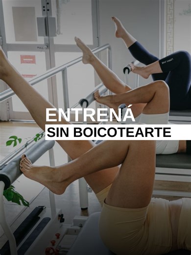 Más rango no siempre significa más movilidad. Cuando el cuerpo va más lejos de lo que puede sostener, el movimiento pierde organización y aparece la tensión. La movilidad real no se trata de llegar más, sino de poder controlar ese rango. En Pilates, el rango se construye desde la estabilidad. Primero el cuerpo aprende a organizarse, después el movimiento se vuelve más amplio sin forzar. Algunas señales de que el rango está jugando en contra: • Perdés estabilidad al avanzar o volver. • Aparece te
