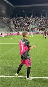 Michou célèbre le penalty de son équipe !